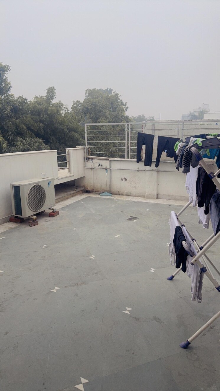  Parking, rwa-apartments-sector-40 2 Bedroom 250 Sq.Mt. Independent House In Sector 40 Noida 9030389