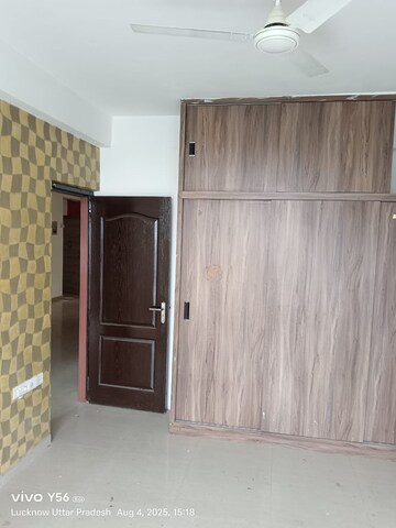 Room in 3 BHK Apartment at Omaxe Residency, Gomti Nagar – for Rent