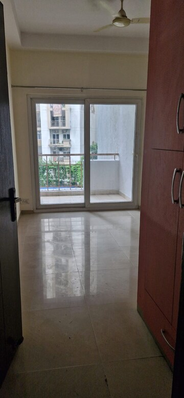 Room in 3 BHK Apartment at Antriksh Golf View, Sector 78 – for Rent