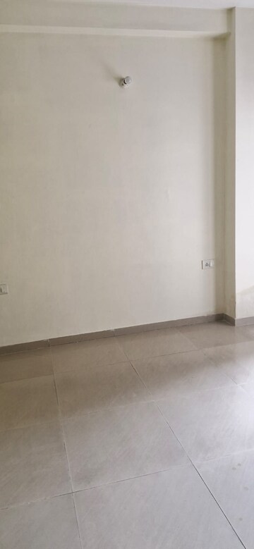 Room in 3 BHK Apartment at Antriksh Golf View, Sector 78 – for Rent