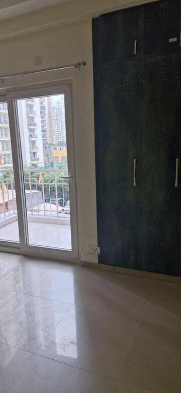 Room in 3 BHK Apartment at Antriksh Golf View, Sector 78 – for Rent