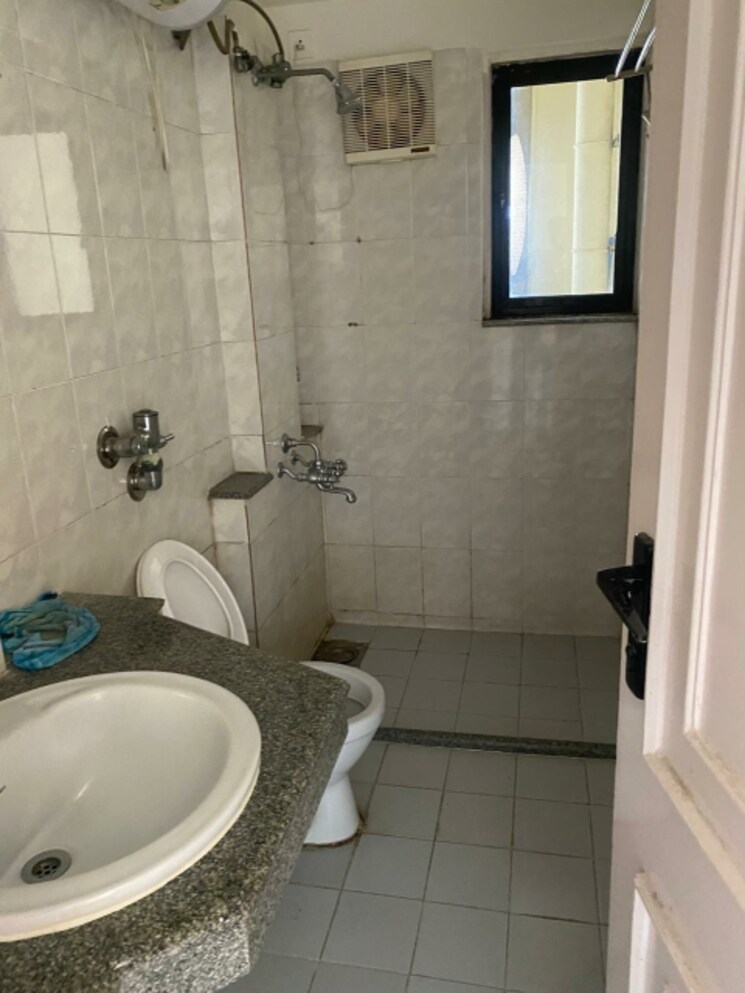 Bathroom, hiranandani-gardens-valencia 3 Bedroom 1450 Sq.Ft. Apartment In Powai Mumbai 9030458