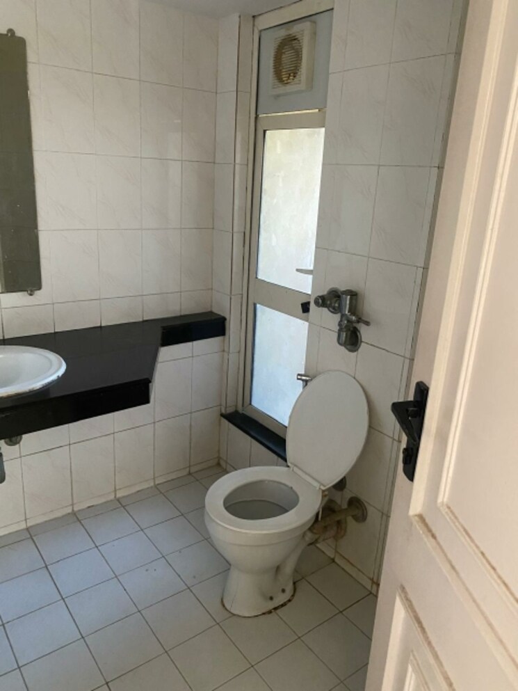 Bathroom, hiranandani-gardens-valencia 3 Bedroom 1450 Sq.Ft. Apartment In Powai Mumbai 9030458