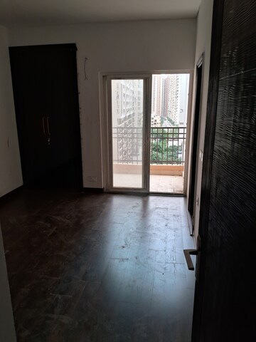 Room in 2.5 BHK Apartment at Ajnara Le Garden, Sector 16b Greater Noida – for Rent