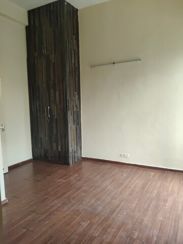 Room in 2 BHK Apartment at Pioneer Park Phase 1, Sector 61 – for Rent