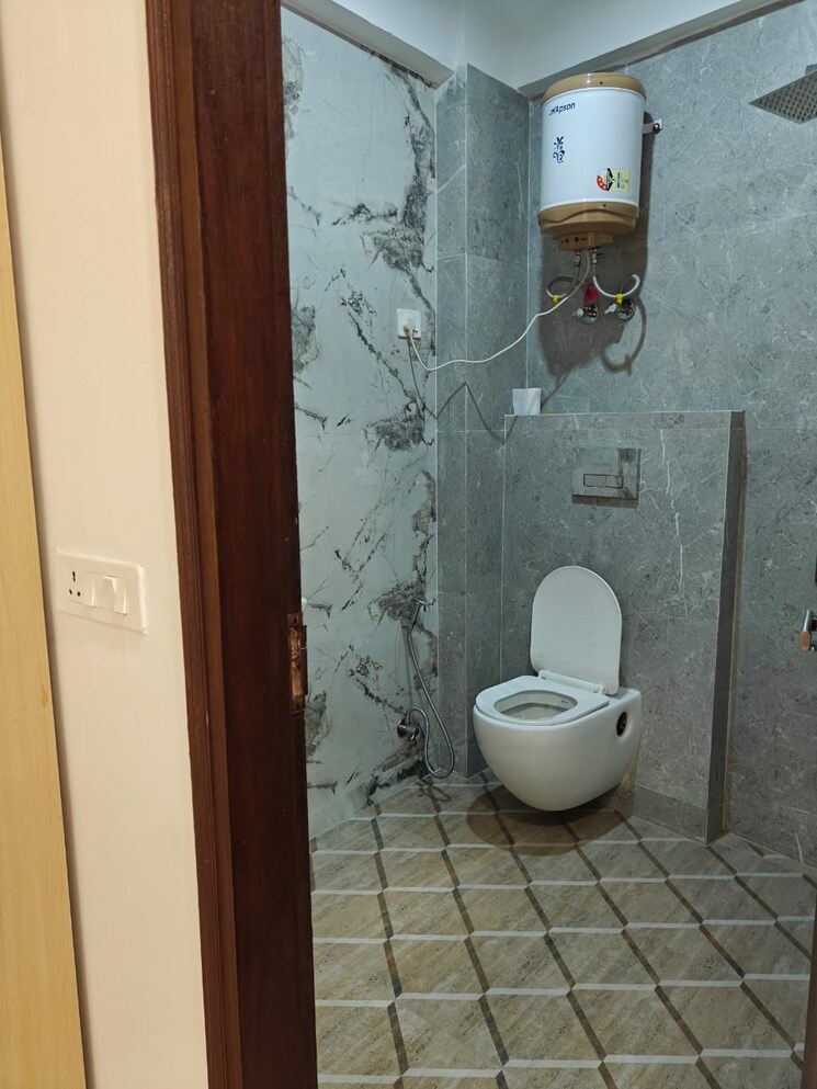 Bathroom, freedom fighters enclave 2 Bedroom 1100 Sq.Ft. Builder Floor In Freedom Fighters Enclave Delhi 9030490