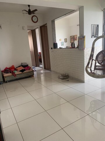 Room in 2.5 BHK Apartment at Shela – for Rent