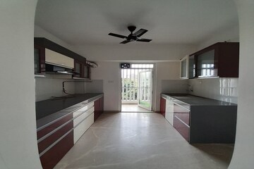 Room in 2 BHK Apartment at Godrej The Trees, Vikhroli East – for Sale