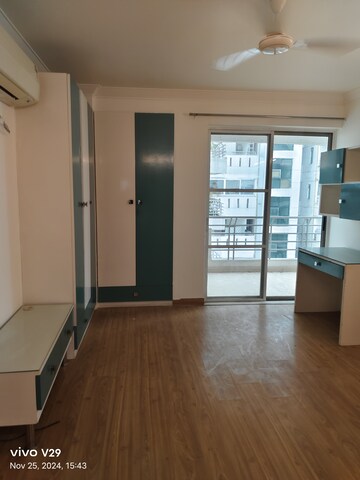 Room in 3 BHK Apartment at Parsvnath Exotica, Sector 53 – for Rent