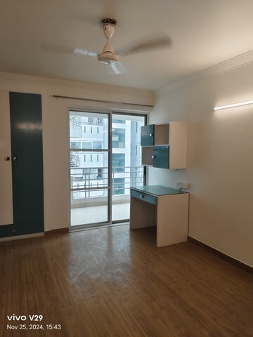Room in 3 BHK Apartment at Parsvnath Exotica, Sector 53 – for Rent
