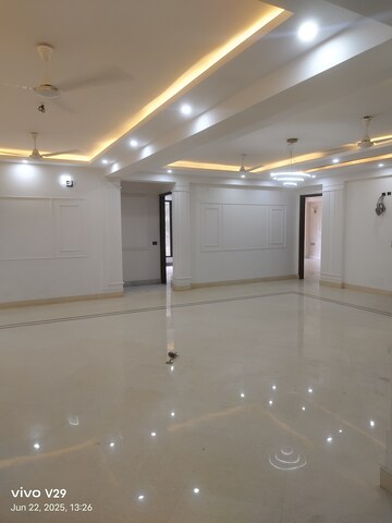Room in 4 BHK Apartment at DLF The Crest, Sector 54 – for Sale