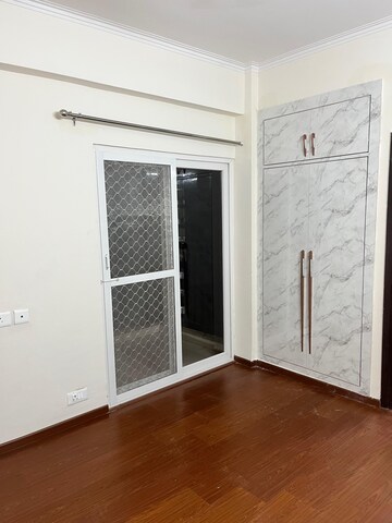 Room in 2.5 BHK Apartment at Amrapali Tropical Garden, Tech Zone 4 Greater Noida – for Rent