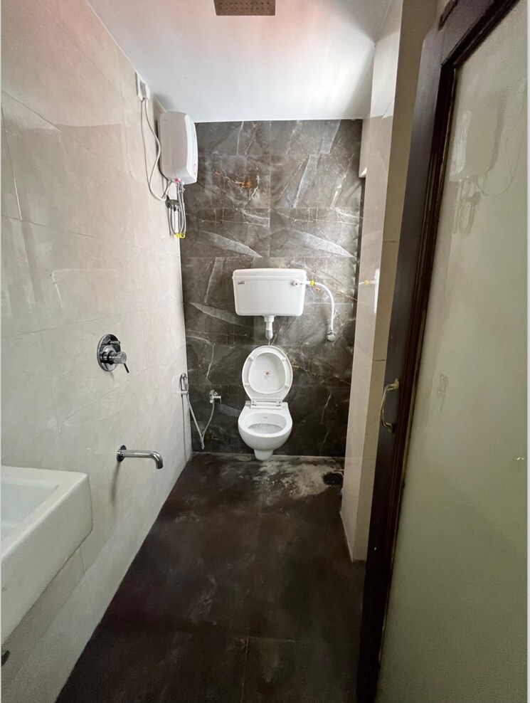 Bathroom, juhu 2 Bedroom 750 Sq.Ft. Apartment In Juhu Mumbai 9030650