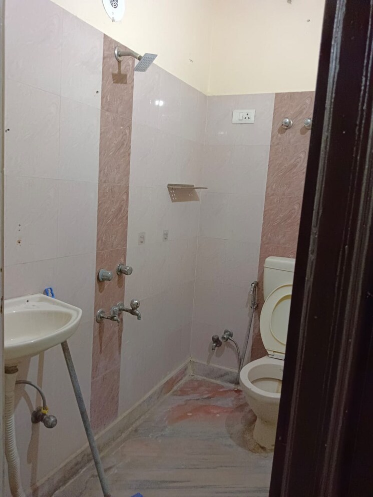 Bathroom, lajpat nagar 4 2 Bedroom 768 Sq.Ft. Builder Floor In Lajpat Nagar 4 Delhi 9028810
