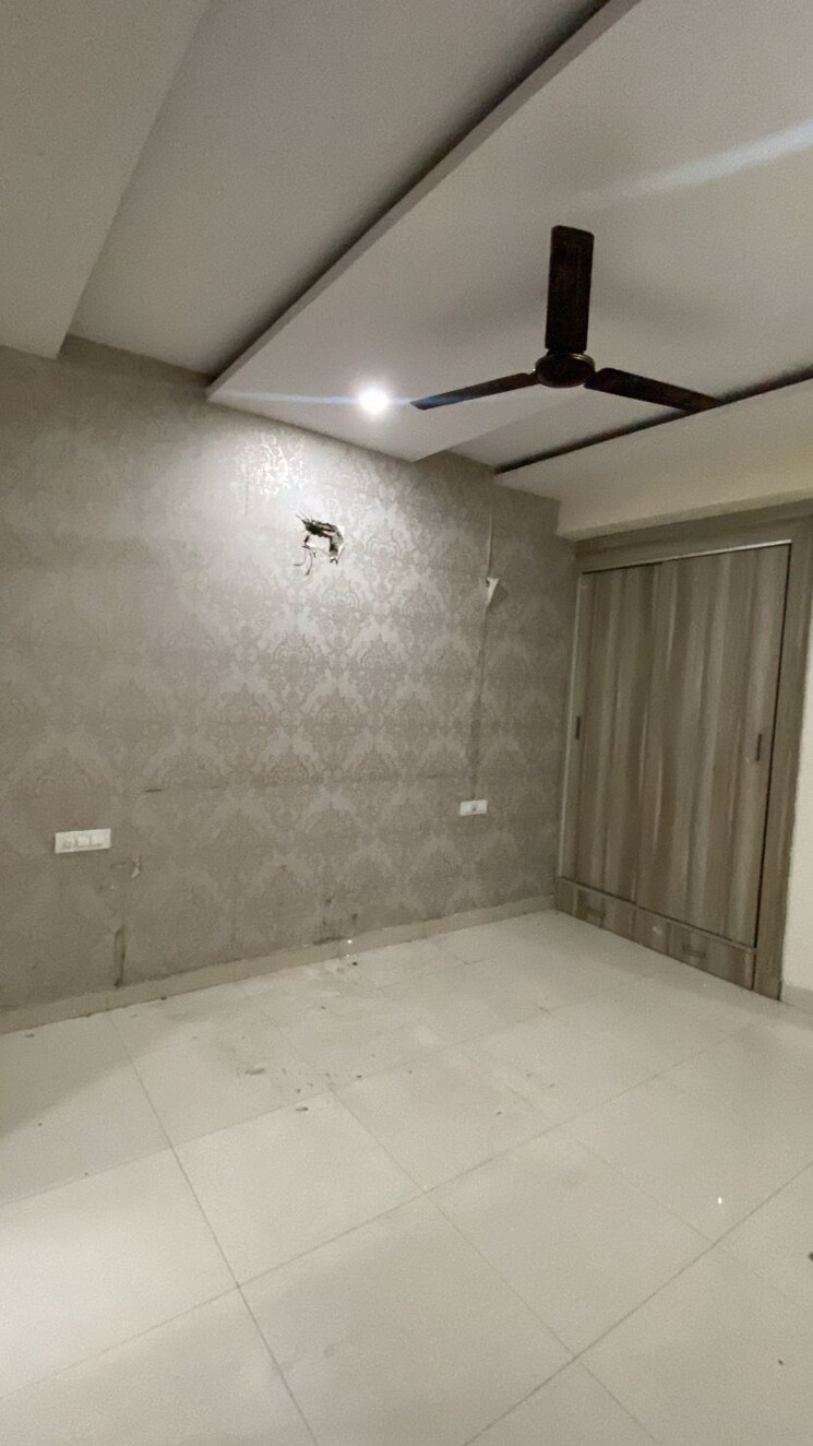 Room, pir machalla 3 Bedroom 110 Sq.Yd. Apartment In Pir Machalla Zirakpur 9030764