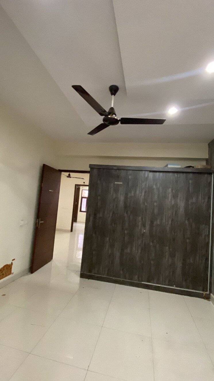 Room, pir machalla 3 Bedroom 110 Sq.Yd. Apartment In Pir Machalla Zirakpur 9030764