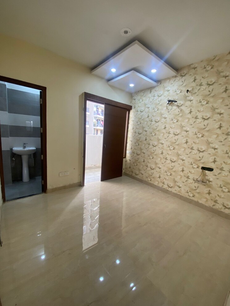 Room, pir machalla 3 Bedroom 110 Sq.Yd. Apartment In Pir Machalla Zirakpur 9030764