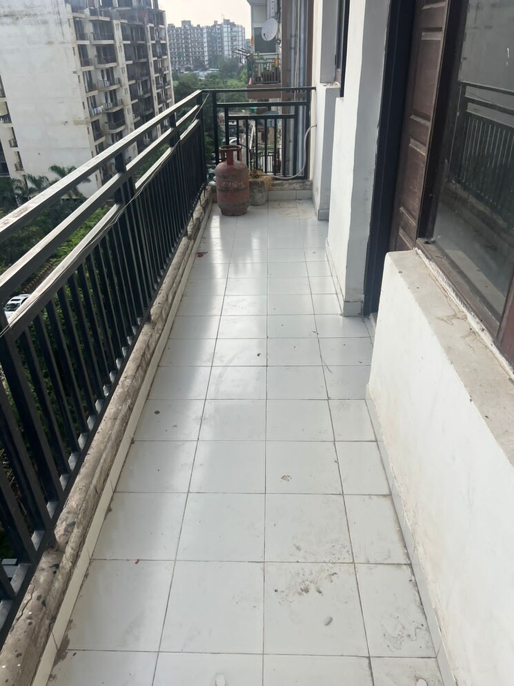 Balcony, vip road 2 Bedroom 1250 Sq.Ft. Apartment In Vip Road Zirakpur 9030769