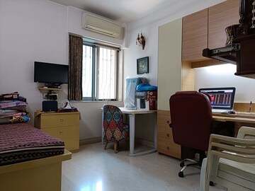 Bedroom in 3 BHK Apartment at Santacruz West – for Rent
