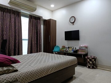 Bedroom in 3 BHK Apartment at Santacruz West – for Rent