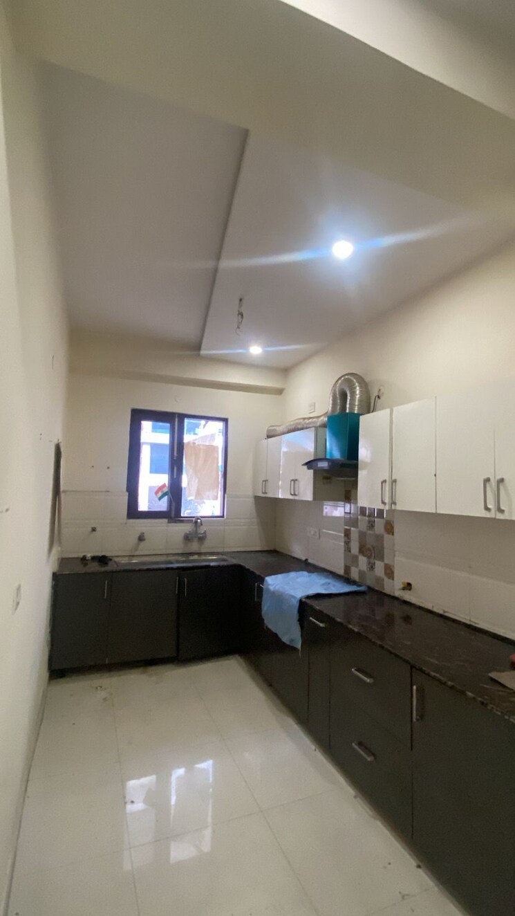 Kitchen, kishanpura 3 Bedroom 132 Sq.Yd. Apartment In Kishanpura Zirakpur 9030790