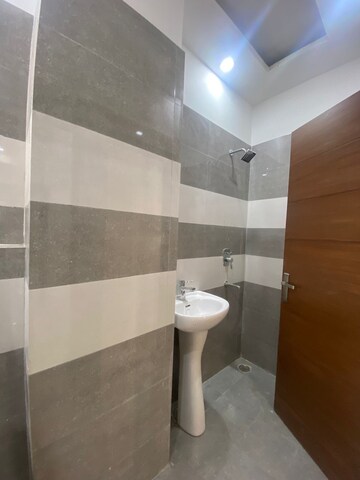 Bathroom in 3 BHK Apartment at Kishanpura – for Rent