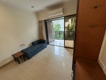 Room in 3 BHK Apartment at Khar West – for Rent