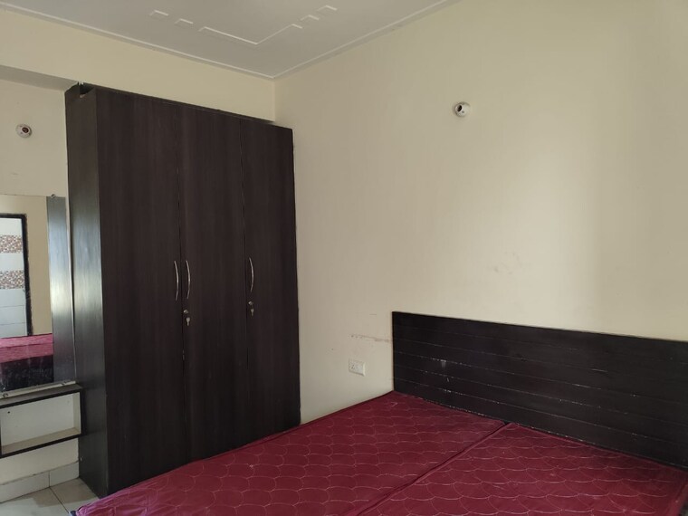Room, kishanpura 2 Bedroom 100 Sq.Yd. Apartment In Kishanpura Zirakpur 9030900
