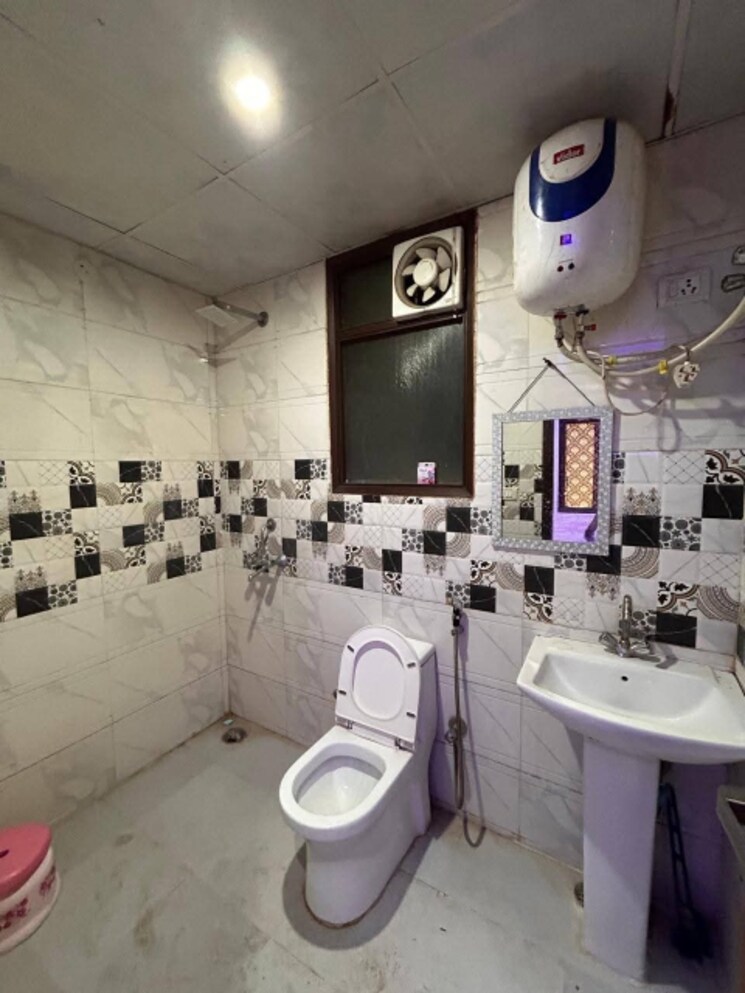 Attached Bathroom, freedom fighters enclave 3 Bedroom 1500 Sq.Ft. Apartment In Freedom Fighters Enclave Delhi 9030961