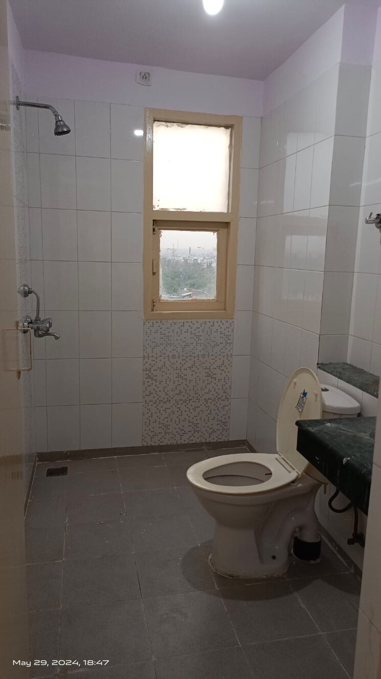 Bathroom, klj-greens 3.5 Bedroom 1702 Sq.Ft. Apartment In Sector 77 Faridabad 9030984