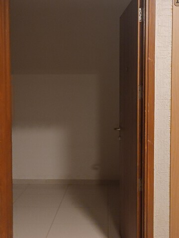Room in 3 BHK Apartment at Shela – for Rent