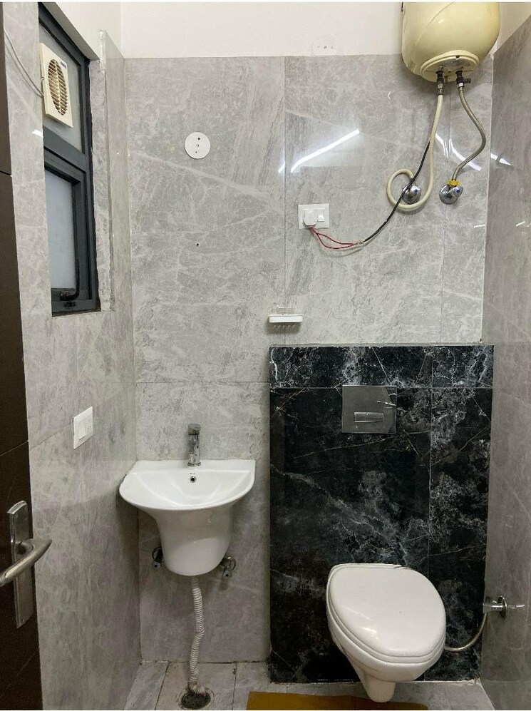 Bathroom, gyan khand i 2 Bedroom 1000 Sq.Ft. Builder Floor In Gyan Khand I Ghaziabad 9031073