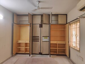 Room in 3 BHK Apartment at Oxford Enclave, Shivaji Nagar – for Sale