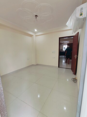 Room in 3 BHK Builder Floor at Sushant Vyapaar Kendra, Sector 43 – for Rent