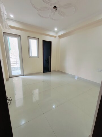 Room in 3 BHK Builder Floor at Sushant Vyapaar Kendra, Sector 43 – for Rent