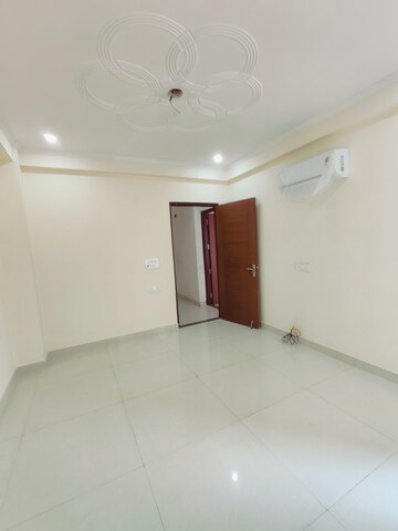 Room in 3 BHK Builder Floor at Sushant Vyapaar Kendra, Sector 43 – for Rent