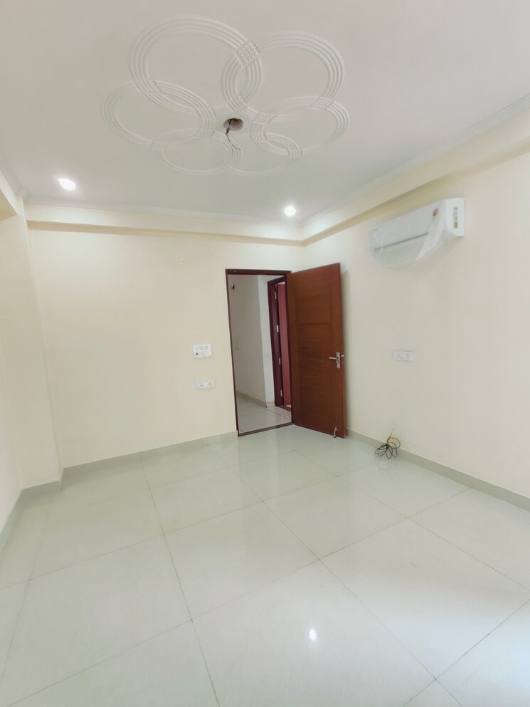 Room, sushant-vyapaar-kendra 3 Bedroom 1800 Sq.Ft. Builder Floor In Sector 43 Gurgaon 9031245