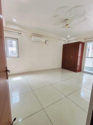 Room in 3 BHK Builder Floor at Sushant Vyapaar Kendra, Sector 43 – for Rent