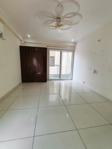 Room in 3 BHK Builder Floor at Sushant Vyapaar Kendra, Sector 43 – for Rent