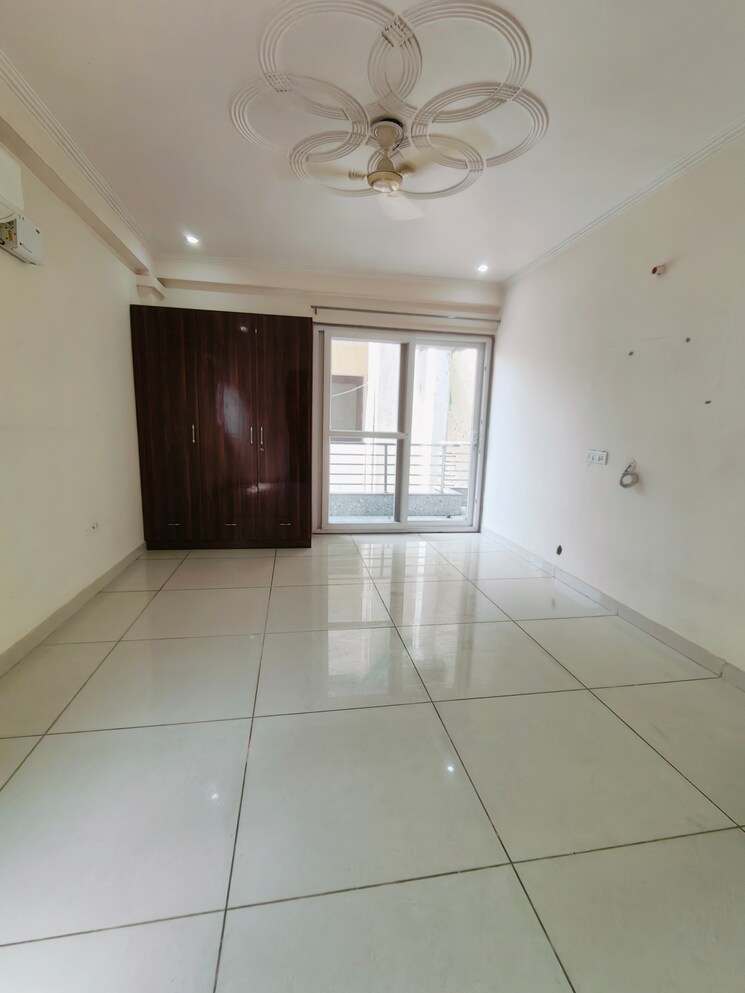 Room, sushant-vyapaar-kendra 3 Bedroom 1800 Sq.Ft. Builder Floor In Sector 43 Gurgaon 9031245