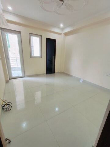 Room in 3 BHK Builder Floor at Sushant Vyapaar Kendra, Sector 43 – for Rent