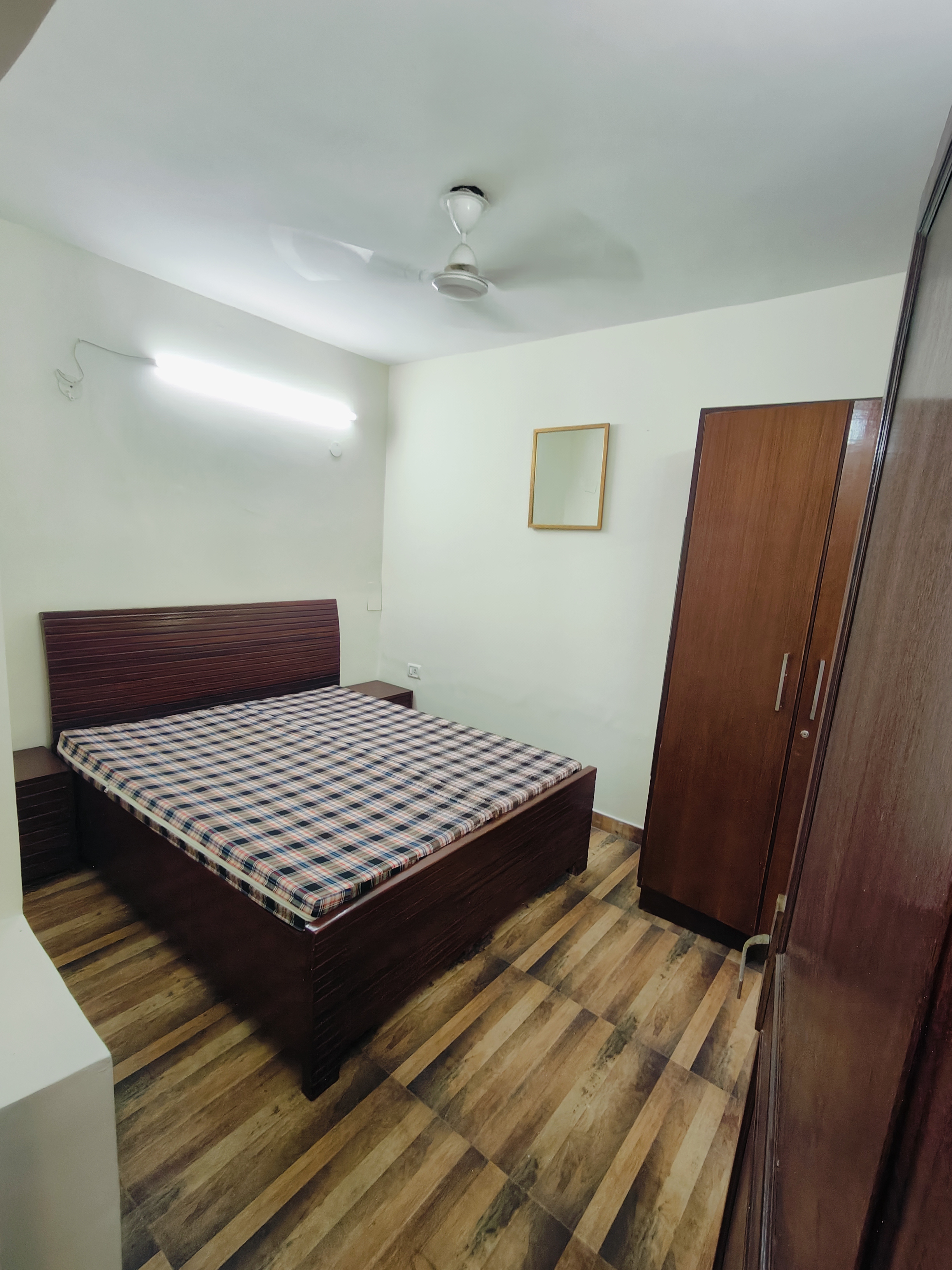 1 BHK + Extra Room Builder Floor For Rent in Sushant Vyapaar Kendra