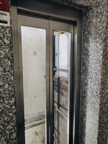 Building Lobby in 1 BHK Builder Floor at Sushant Vyapaar Kendra, Sector 43 – for Rent
