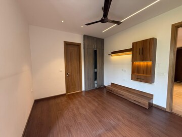Room in 4 BHK Builder Floor at Ansal Sushant Lok I, Sector 43 – for Rent