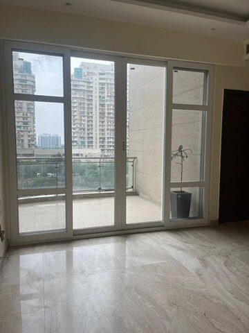 Room in 5 BHK Apartment at Mahagun Marvella, Sector 78 – for Rent