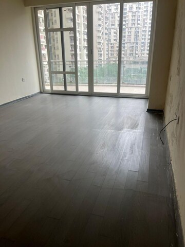 Room in 5 BHK Apartment at Mahagun Marvella, Sector 78 – for Rent