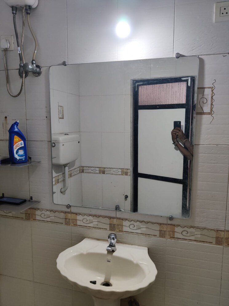 Bathroom, kandivali east Pg For Boys In Kandivali East 9031469