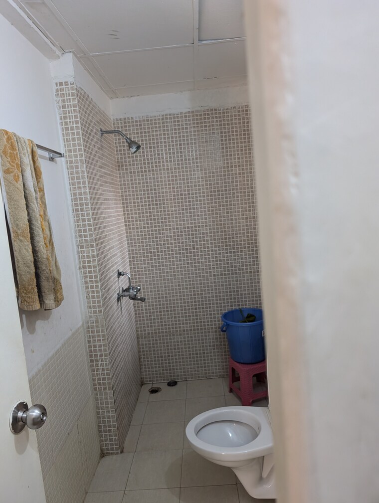 Bathroom, jaypee-greens-kosmos 2 Bedroom 942 Sq.Ft. Apartment In Sector 134 Noida 9031651