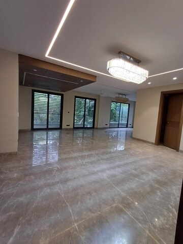 Room in 4 BHK Builder Floor at Dlf Phase ii – for Rent
