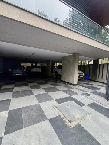 Parking in 4 BHK Builder Floor at Dlf Phase ii – for Rent